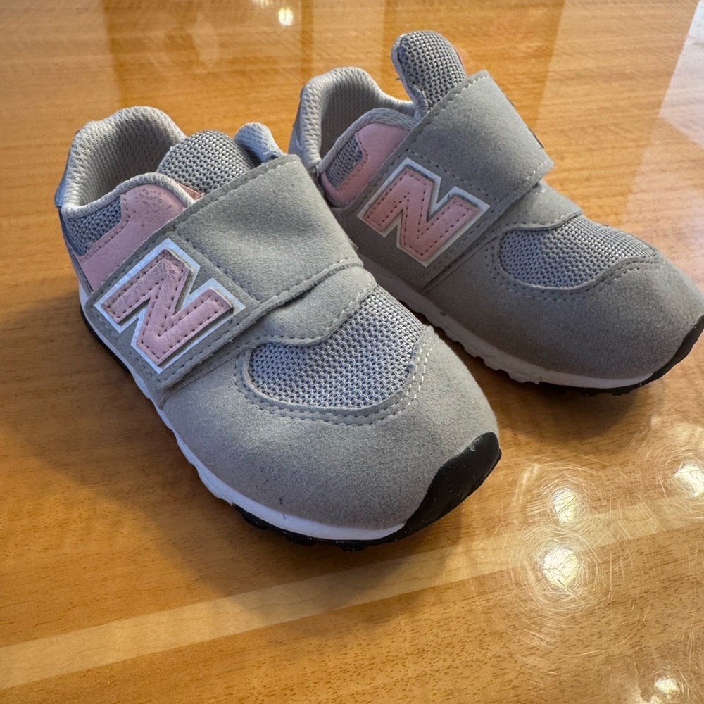 EUC Toddler Walker New Balance sneaker